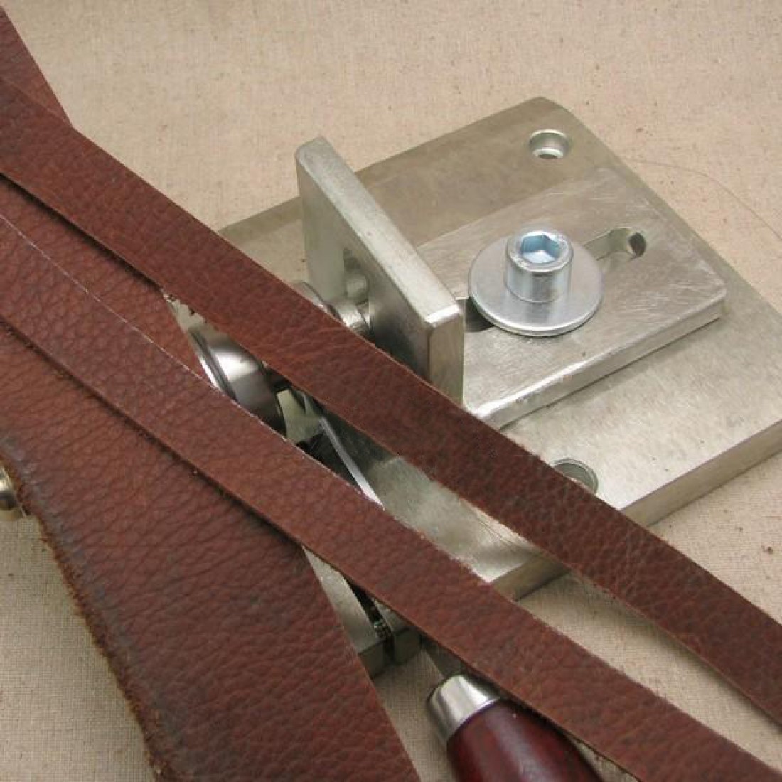 Manual leather splitter machine